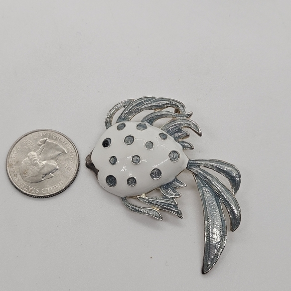 silver tone white fish pendant pin brooch signed MJ - Picture 5 of 5